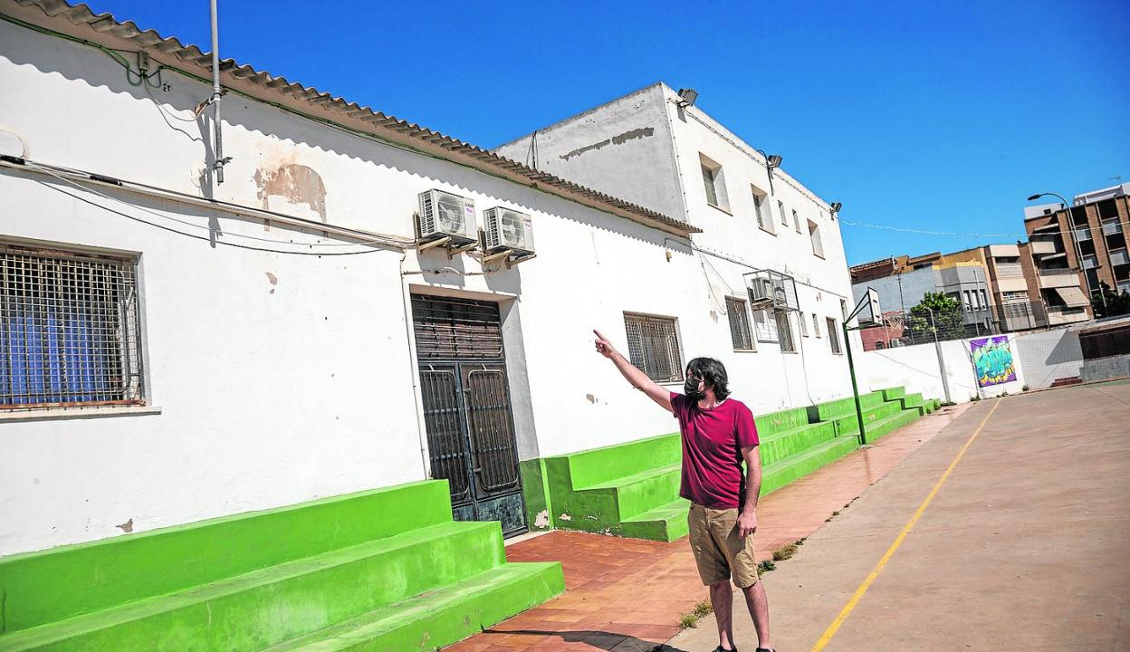 Raúl Pastor señala la cubierta de uralita de unas instalaciones del barrio de la Concepción. 