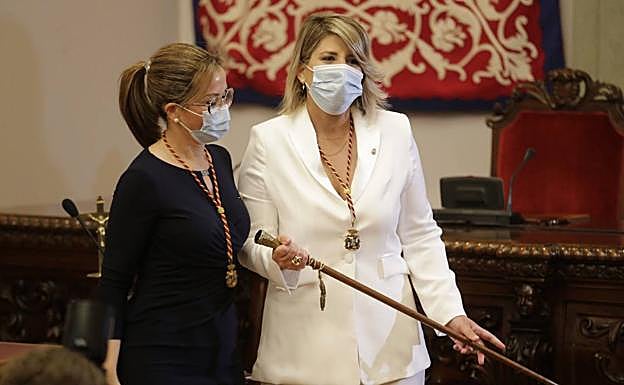 Galería. Ana Belén Castejón y Noelia Arroyo, este sábado, en el Salón de Plenos del Ayuntamiento de Cartagena.