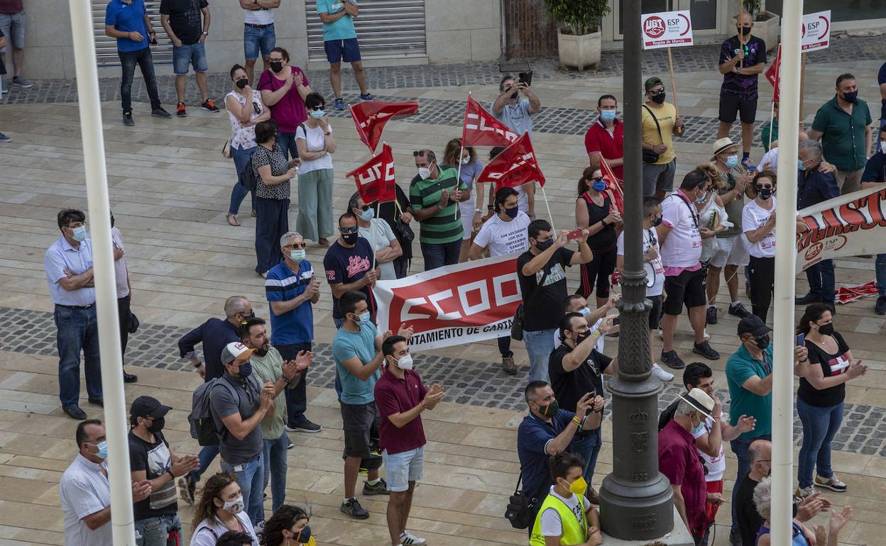 Sindicalistas de la Administración local protestan durante la sesión plenaria en la plaza del Ayuntamiento.