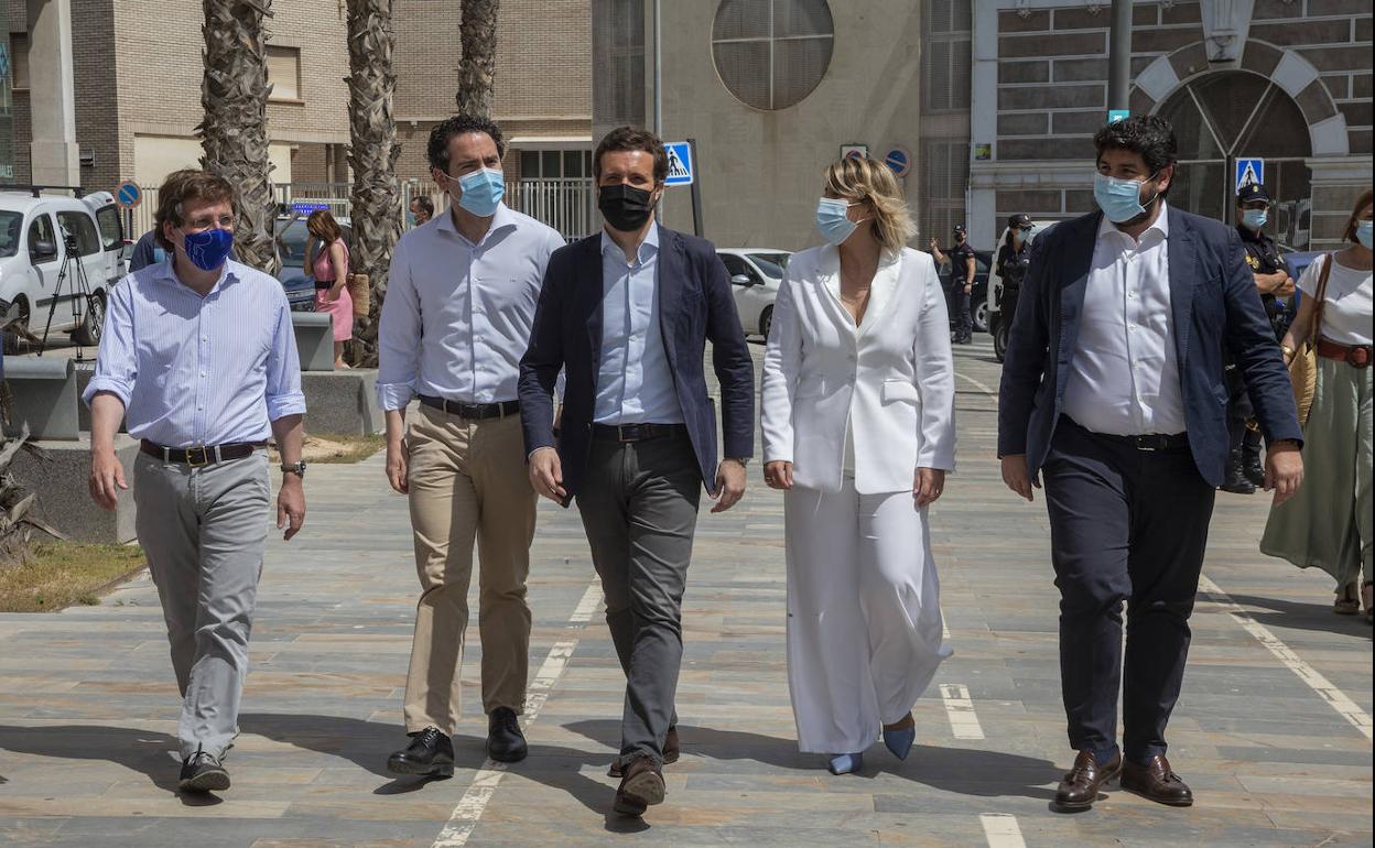 José Luis Martínez-Almeida, Teodoro García Egea, Pablo Casado, Noelia Arroyo y Fernando López Miras, este sábado en Cartagena.