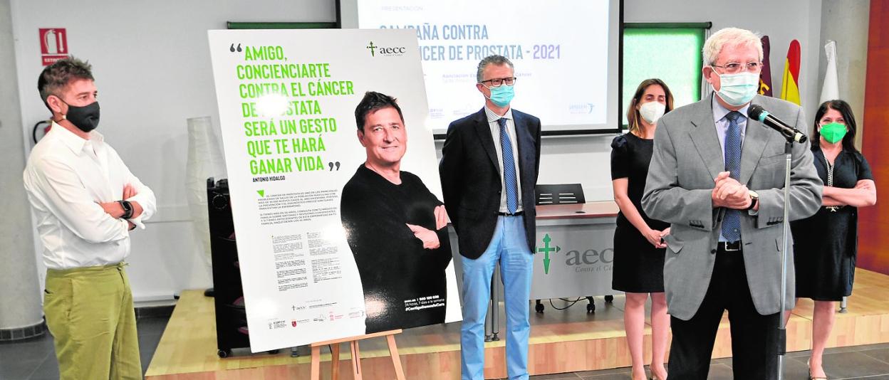 Presentación de la campaña 'Un gesto te hará ganar vida', en la sede de Murcia de la Asociación Española contra el Cáncer, ayer. 