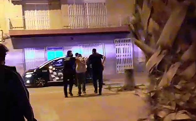 La Policía detiene al presunto agresor en el paseo de Mazarrón.