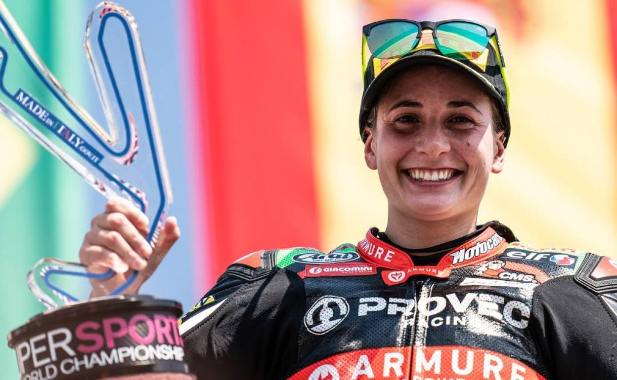 Ana Carrasco celebra el triunfo logrado ayer en Misano, el primero tras el grave accidente que sufrió hace nueve meses.