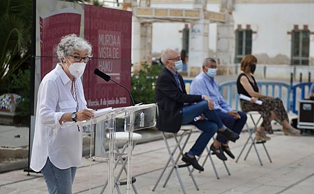 Aurora Gil Bohórquez, coordinadora del libro, en la presentación en el Cuartel de Artillería. 