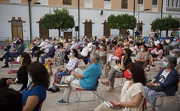 Presentación al aire libre del último libro de La Fea Burguesía en Murcia. 