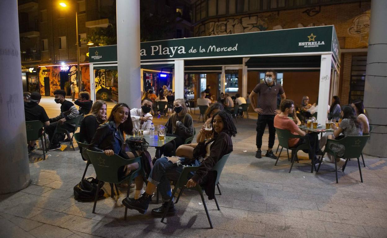 Una terraza del centro de Murcia, en una foto de archivo.