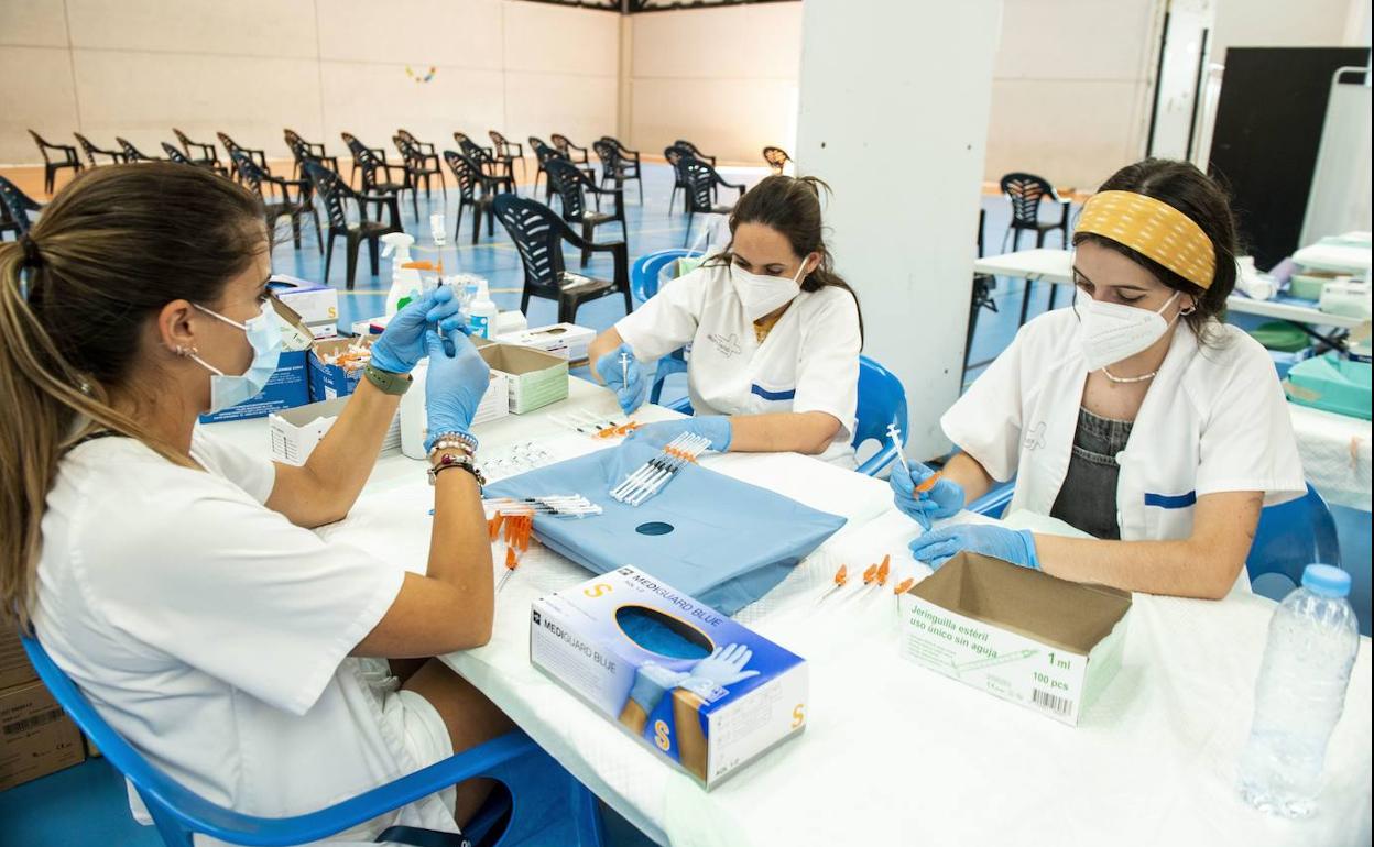 Preparación de dosis en el centro de vacunación de Santomera.