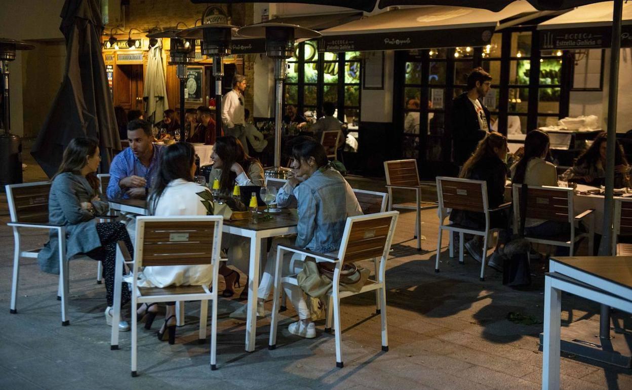 Clientes en una terraza del centro de Murcia 