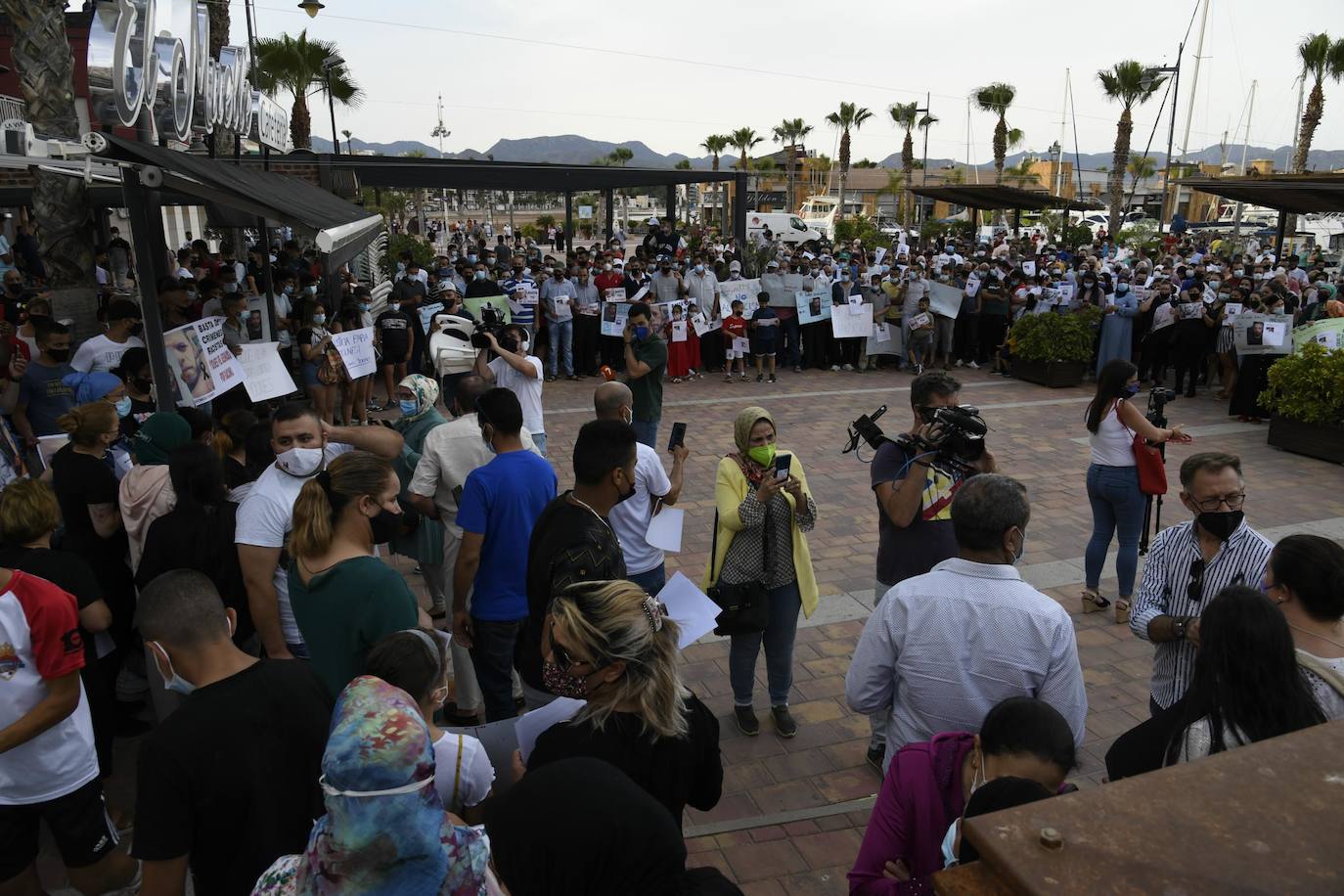 Fotos: Concentración en Mazarrón por el asesinato de Youanes Blal