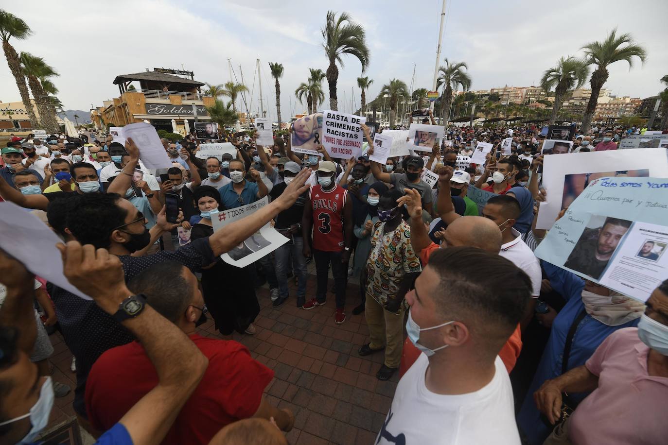 Fotos: Concentración en Mazarrón por el asesinato de Youanes Blal