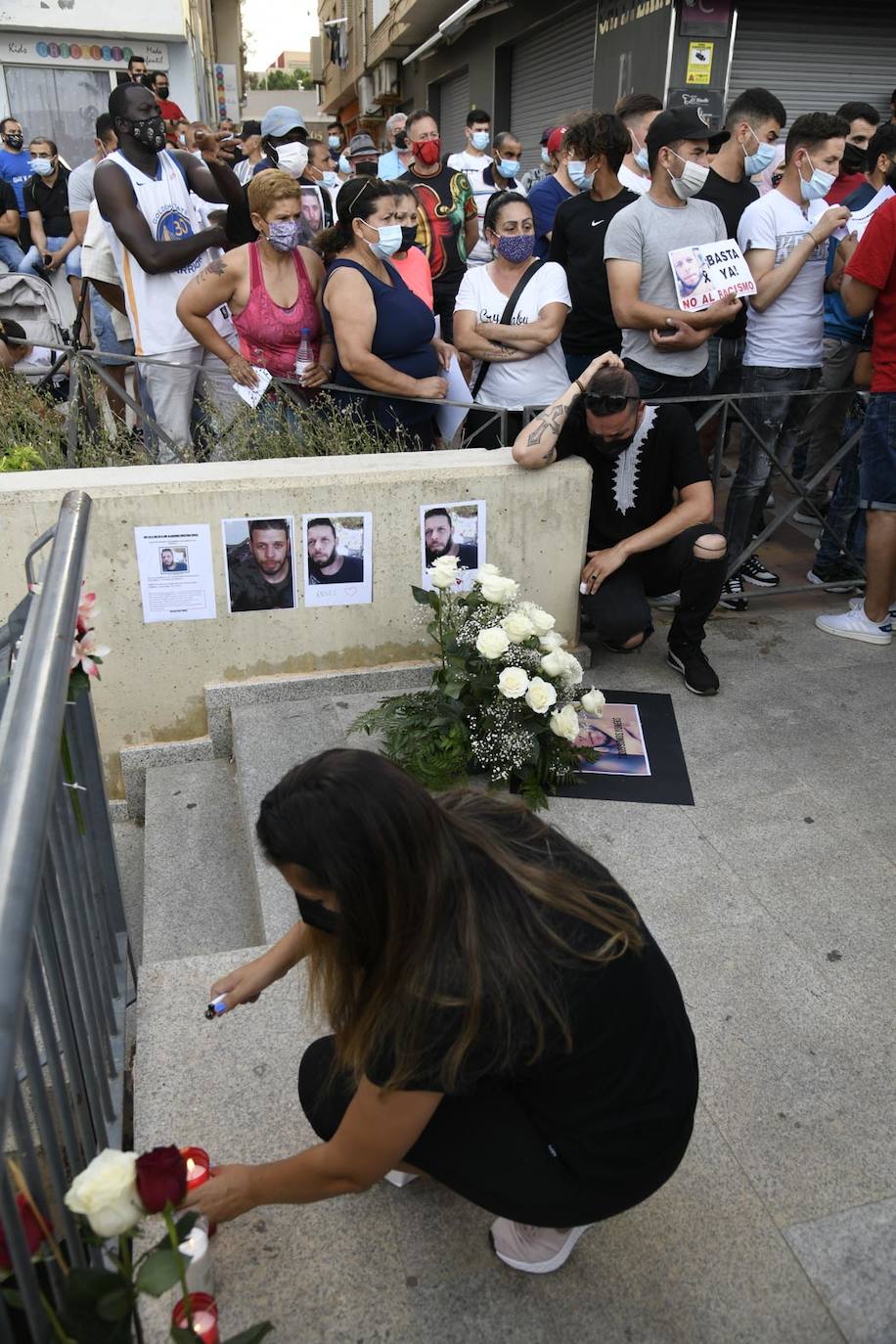 Fotos: Concentración en Mazarrón por el asesinato de Youanes Blal