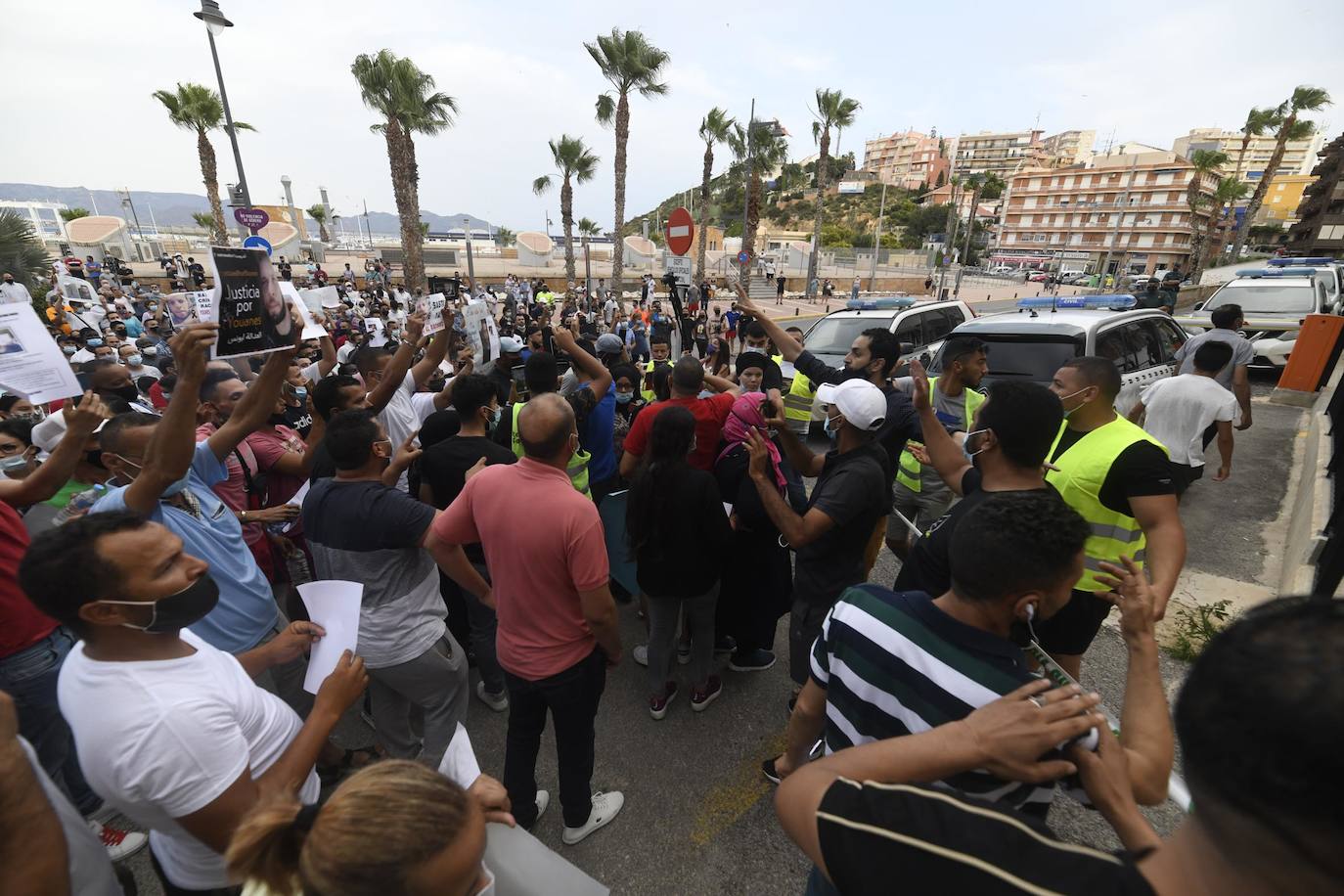 Fotos: Concentración en Mazarrón por el asesinato de Youanes Blal