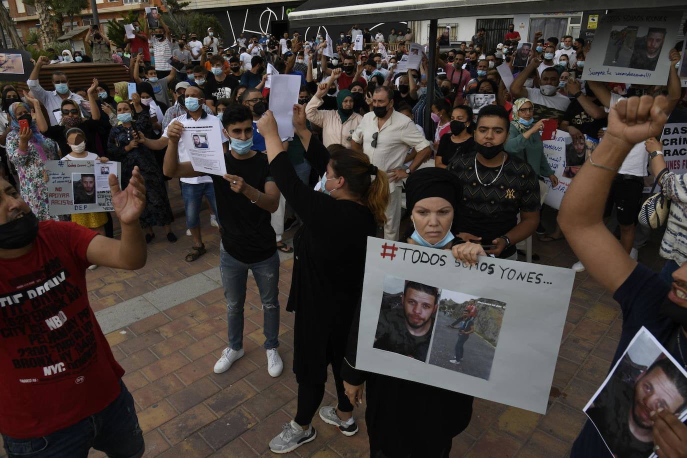 Fotos: Concentración en Mazarrón por el asesinato de Youanes Blal
