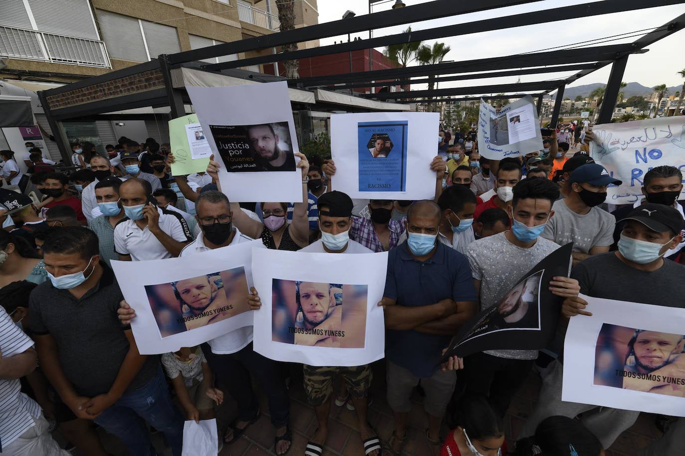 Fotos: Concentración en Mazarrón por el asesinato de Youanes Blal