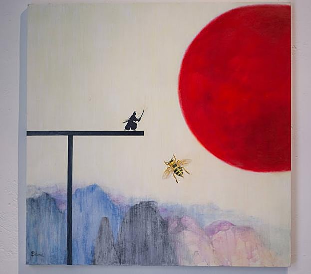 Samurái al borde del precipicio listo para defenderse de una abeja. 