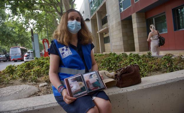 María José García muestra fotos de medicación caducada que le dieron a su madre en una residencia. 