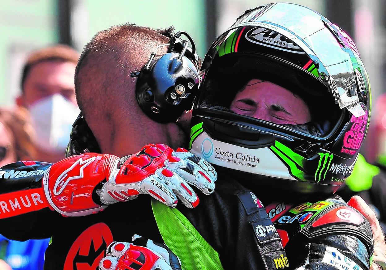 Ana Carrasco, muy emocionada, se abraza a un miembro de su equipo tras ganar la carrera del pasado domingo en el circuito italiano de Misano. 
