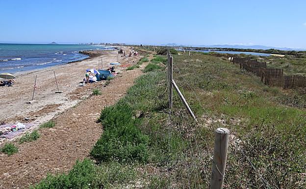 Valla cinegética que separa la playa (izquierda) de la actuación para recuperar el espacio natural. 