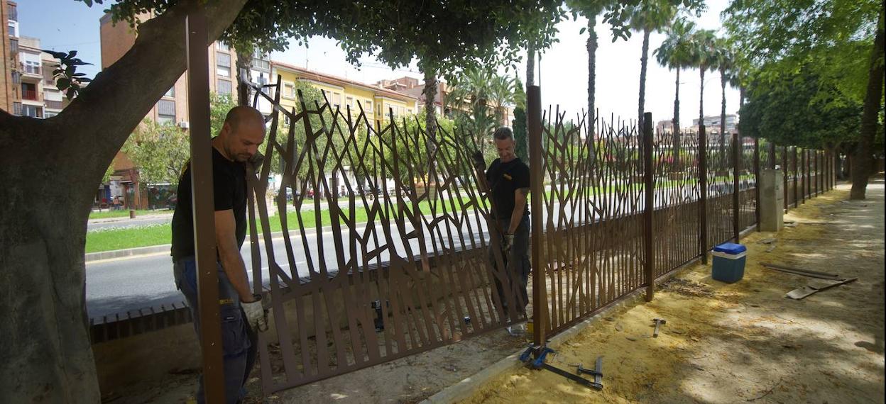 El perímetro del Malecón ya comienza a mostrar el nuevo vallado que impedirá su acceso por las noches, al igual que ocurre en el jardín de Floridablanca. 