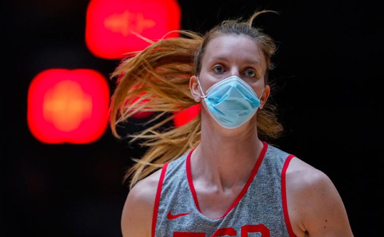 Laura Gil, el pasado domingo en La Fonteta de Valencia, entrenando con mascarilla tras los positivos de sus compañeras Alba Torrens y Tamara Abalde. 