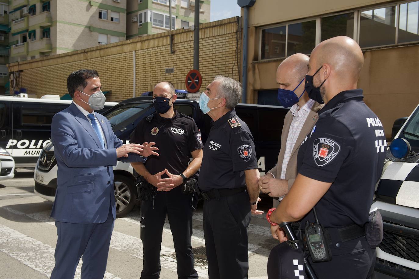 Fotos: Reconocimiento a los dos policías locales que salvaron la vida a un hombre en Murcia