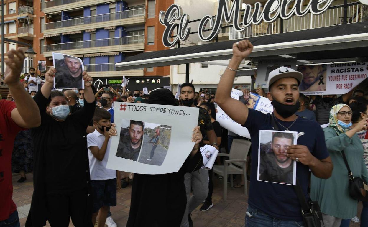 Manifestación contra el racismo en Puerto de Mazarrón 