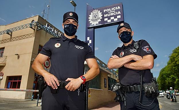 José Javier Franco y Juan Mariano Arce, los agentes de la Policía Local que salvaron la vida a un hombre en Murcia.