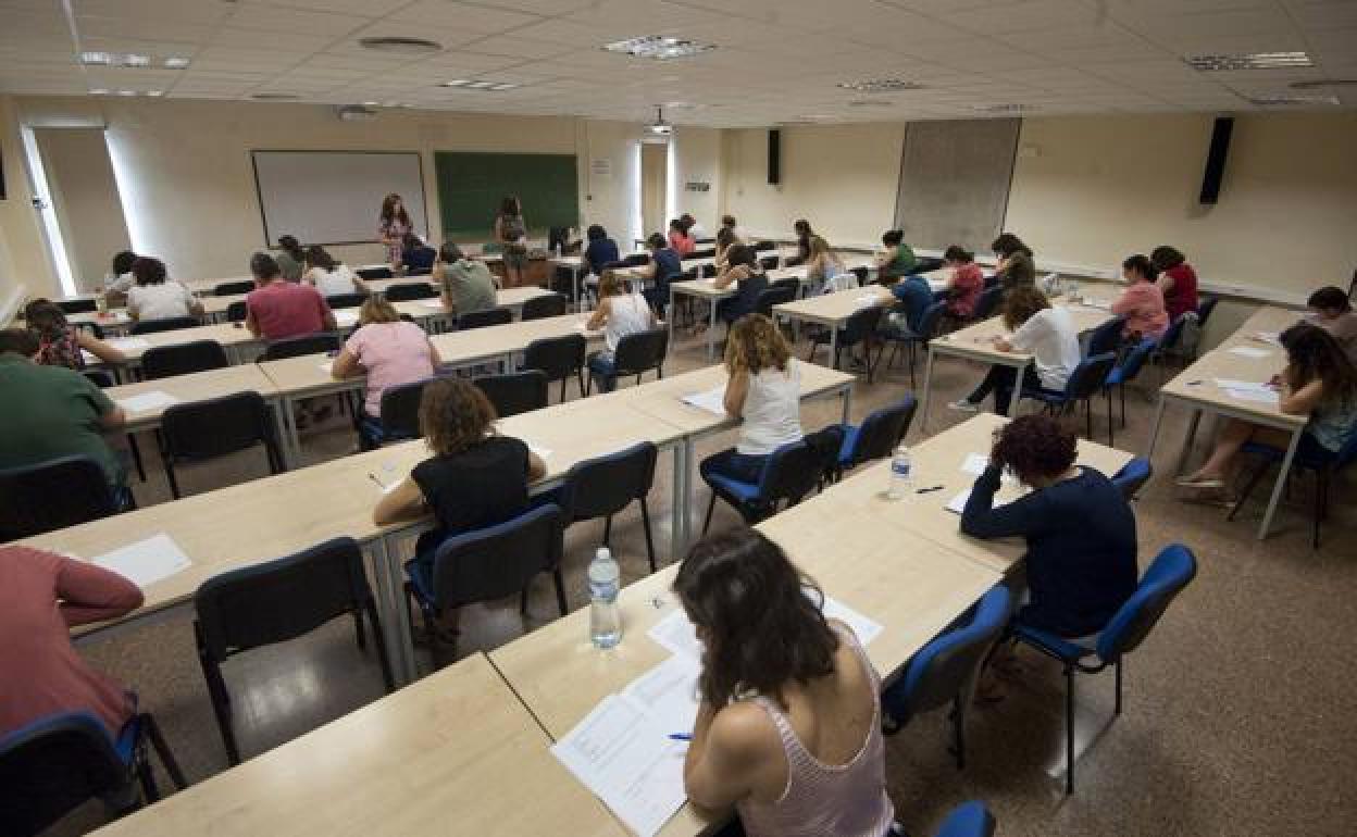 Opositores durante una convocatoria de plazas para Secundaria, en una imagen de archivo. 