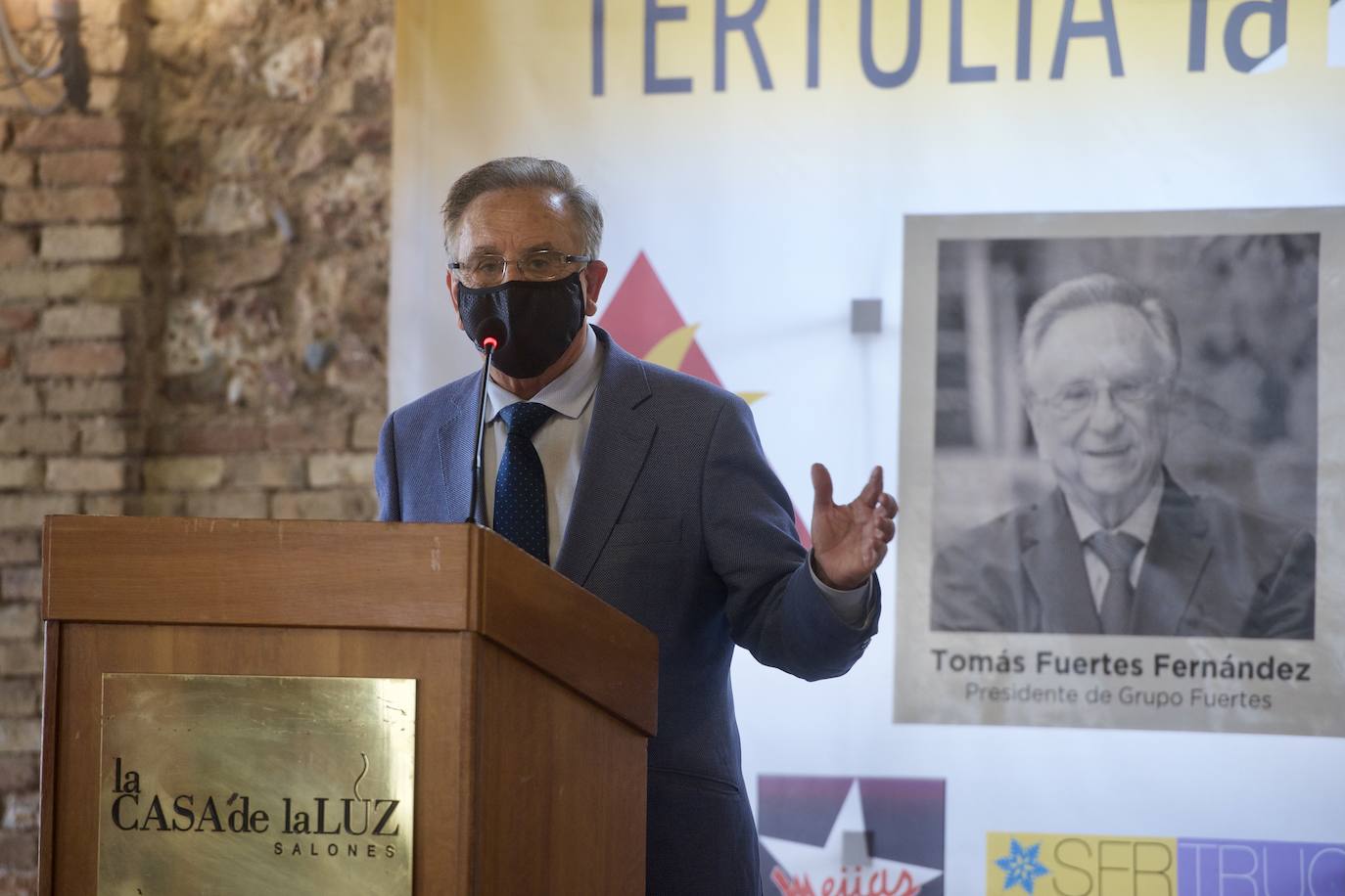 Fotos: Tomás Fuertes cierra la primera edición del foro-tertulia &#039;La Luz&#039;.