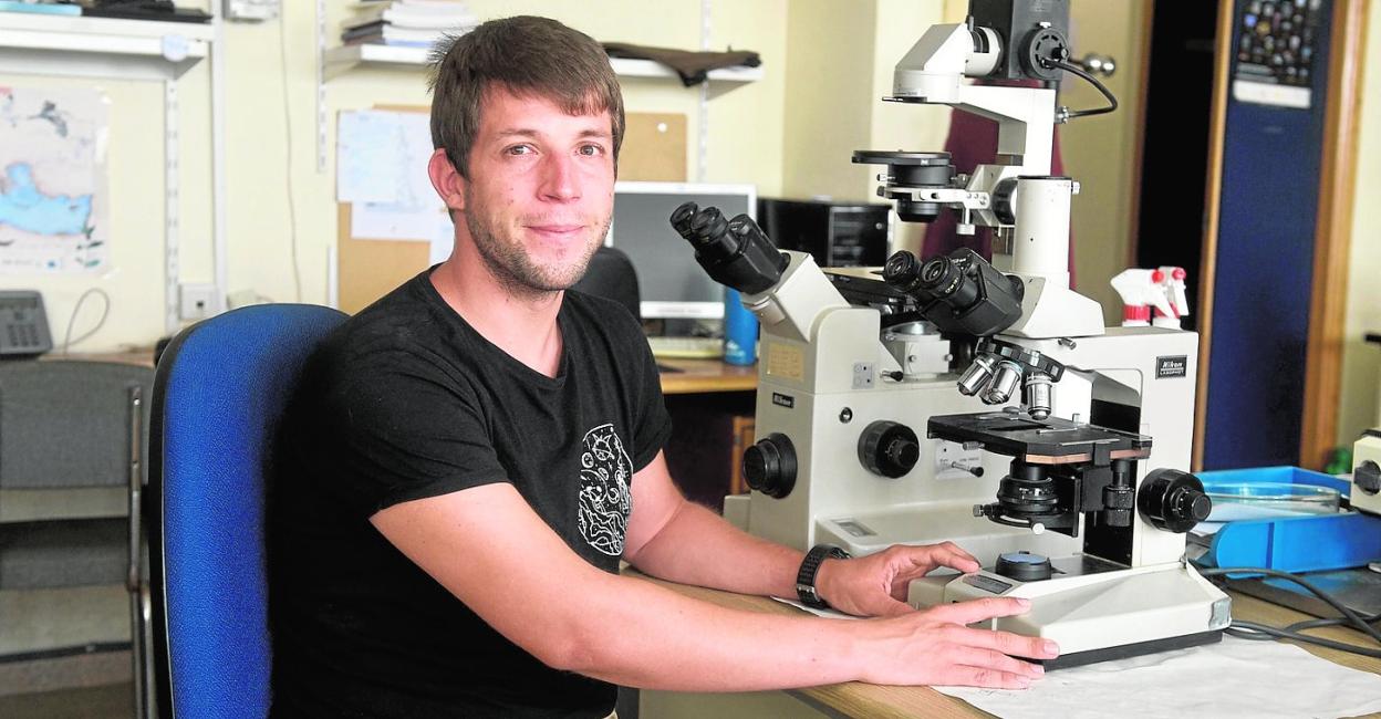 Alfredo Fernández, en su mesa de trabajo, en la Facultad de Biología de Murcia.