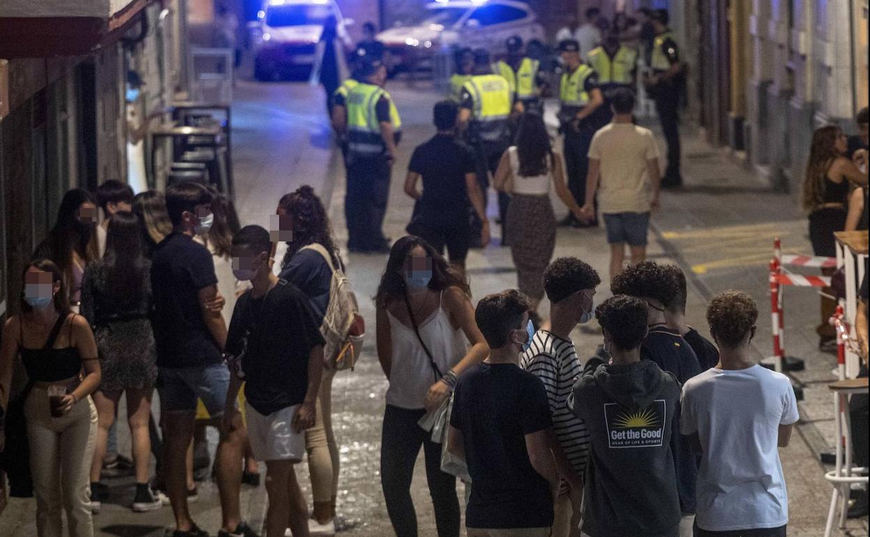 Jóvenes en las calles de Cartagena. 