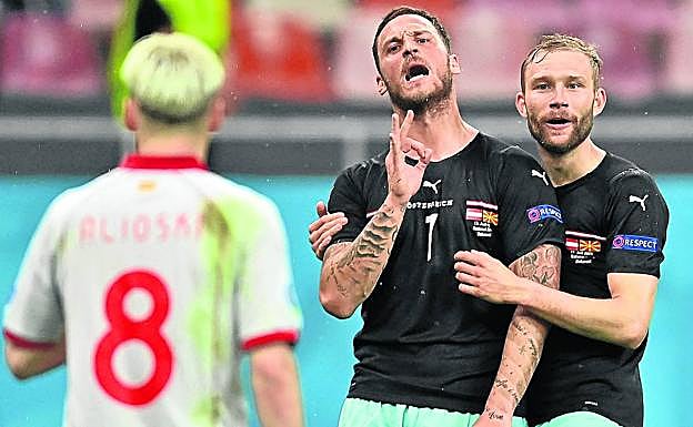 Momento en el que Arnautovic insulta de gravedad a Alioski, jugador macedonio de origen albanés. 