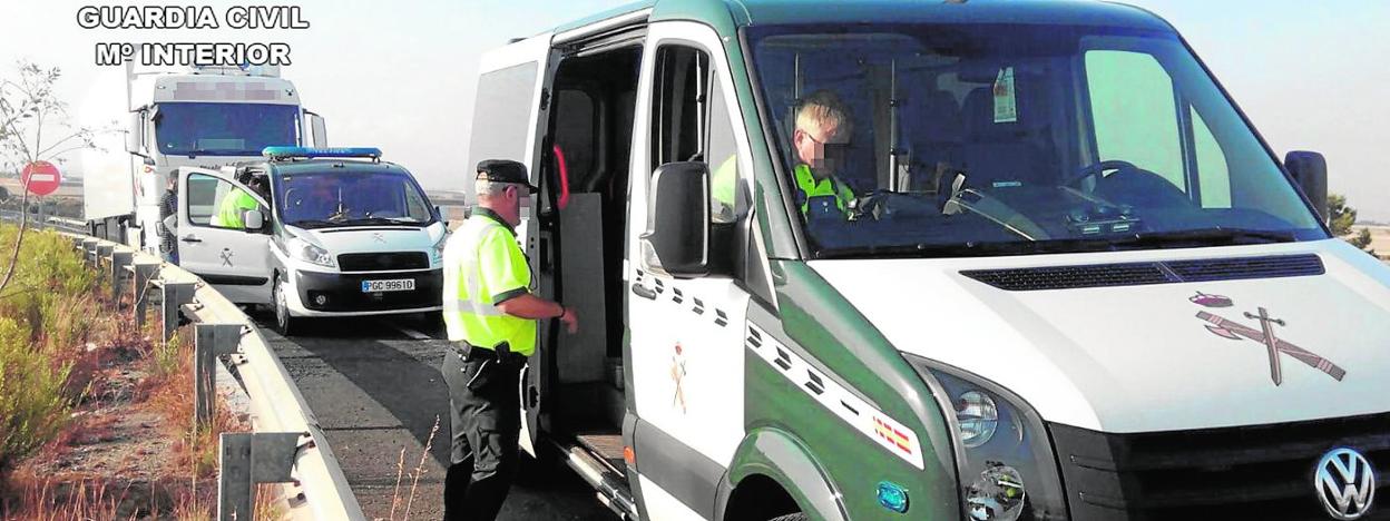 Dos dotaciones de la Guardia Civil, con un camión interceptado en un control, en una imagen de archivo. 