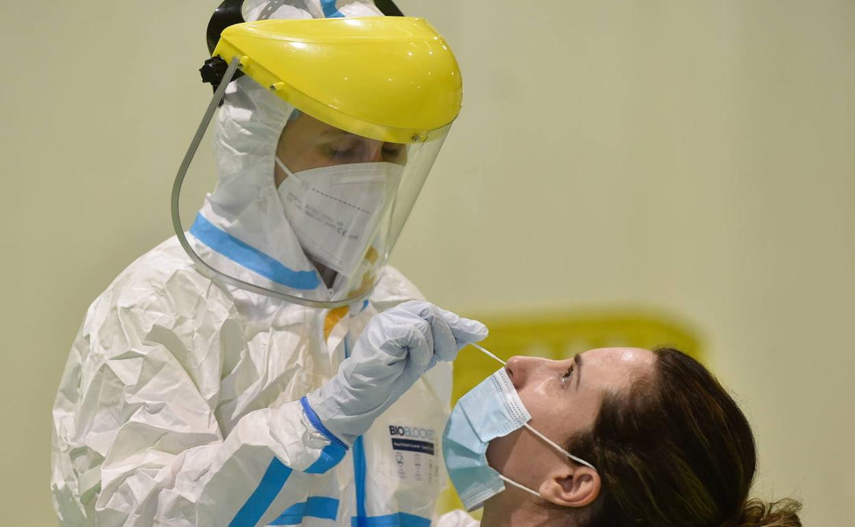 Una sanitaria realizando una PCR en una imagen de archivo. 