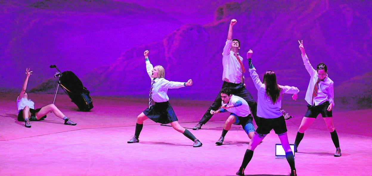 La compañía Kor'sia, durante la puesta en escena de su versión de 'Giselle' el sábado en Murcia. 