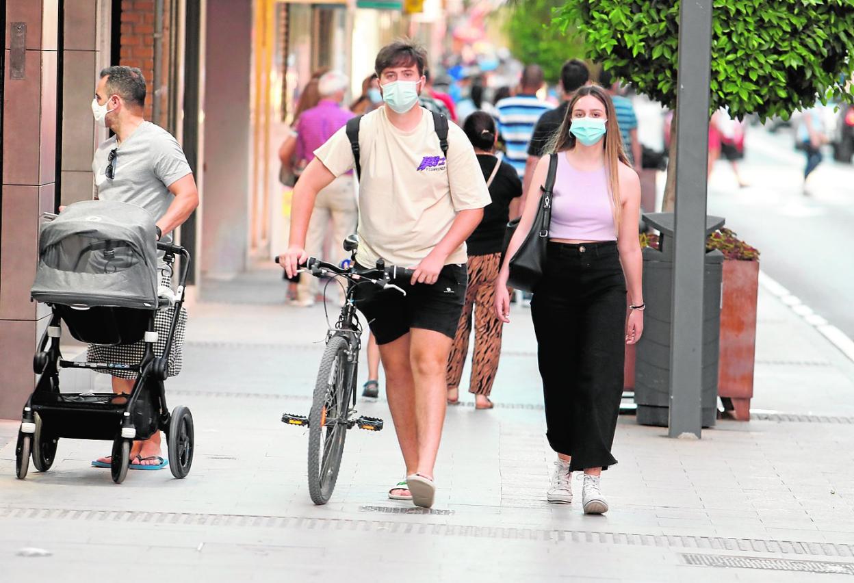 Vecinos de Lorca con mascarilla, ayer en el centro de la ciudad. 