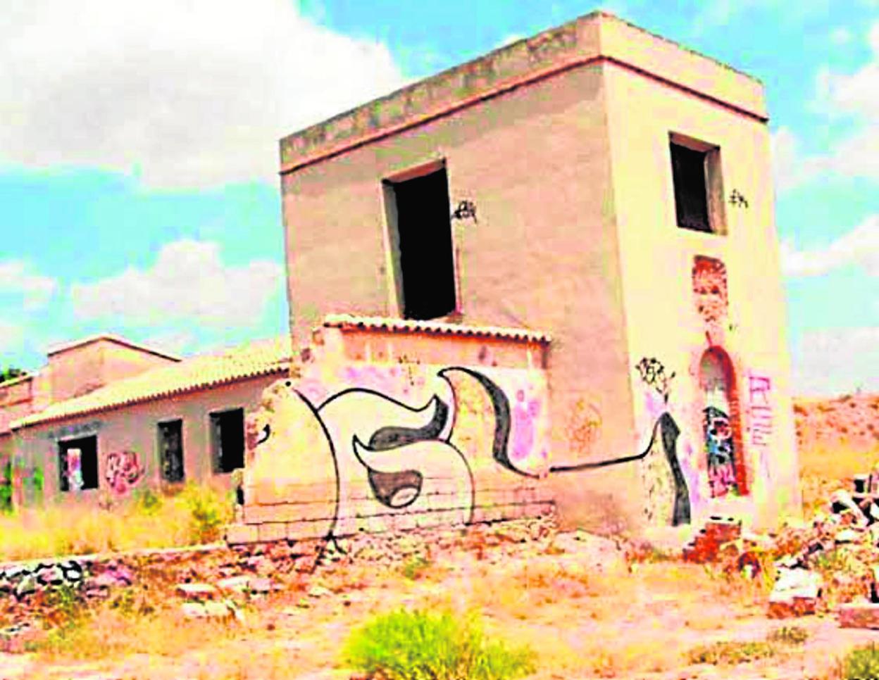 El edificio histórico El Corralazo, que estaba situado en las inmediaciones del monasterio de los Jerónimos, poco antes de su demolición. 
