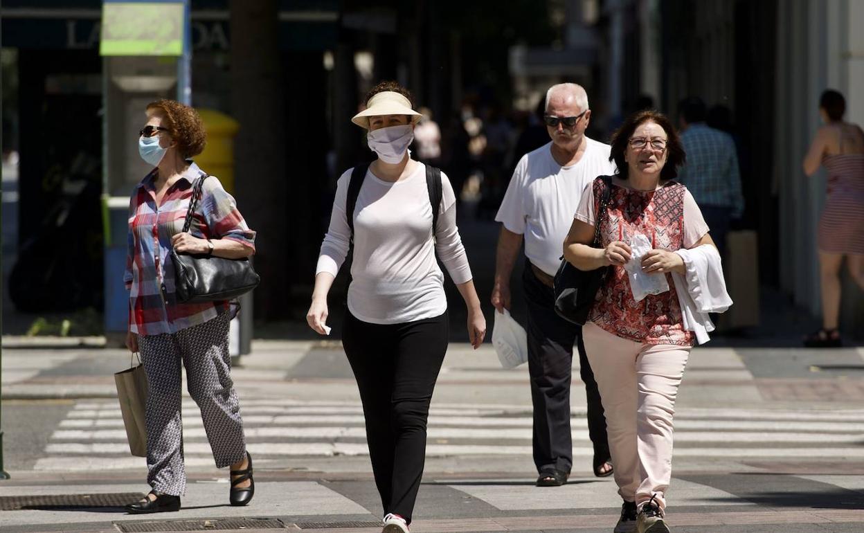 Gente caminando por el centro de Murcia en una imagen de archivo. 