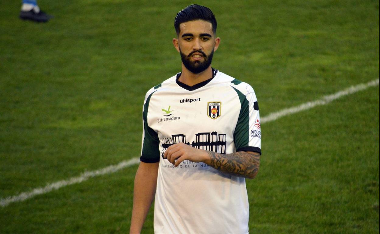 Dani García, durante un partido con la elástica del equipo emeritense.