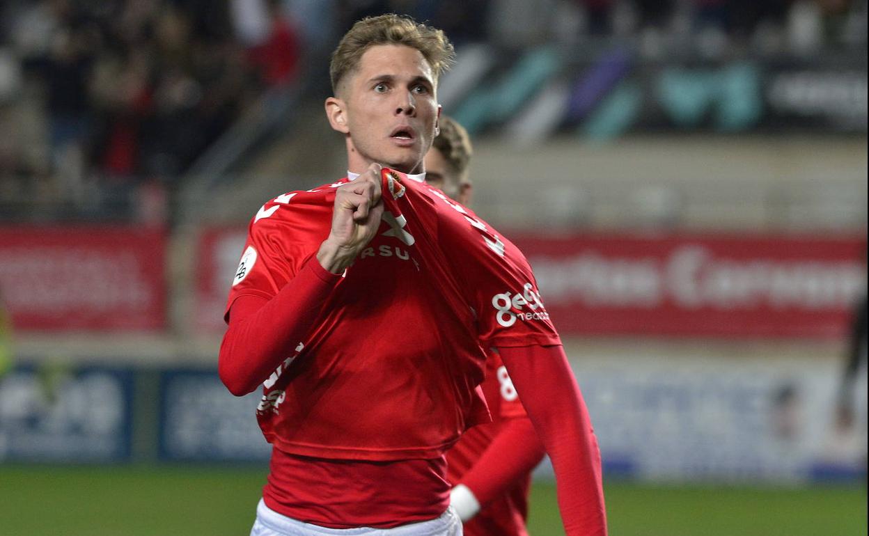 Edu Luna celebra un gol con el Real Murcia.