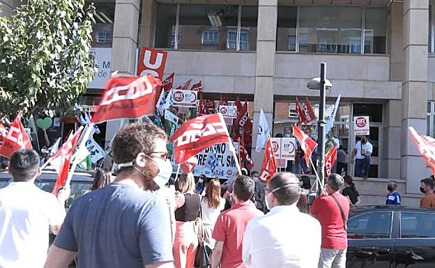 Concentración a las puertas de la Consejería de Salud, este viernes.