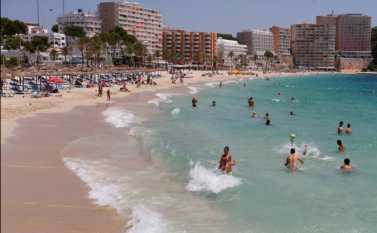 Una playa de Mallorca, en una fotografía de archivo.