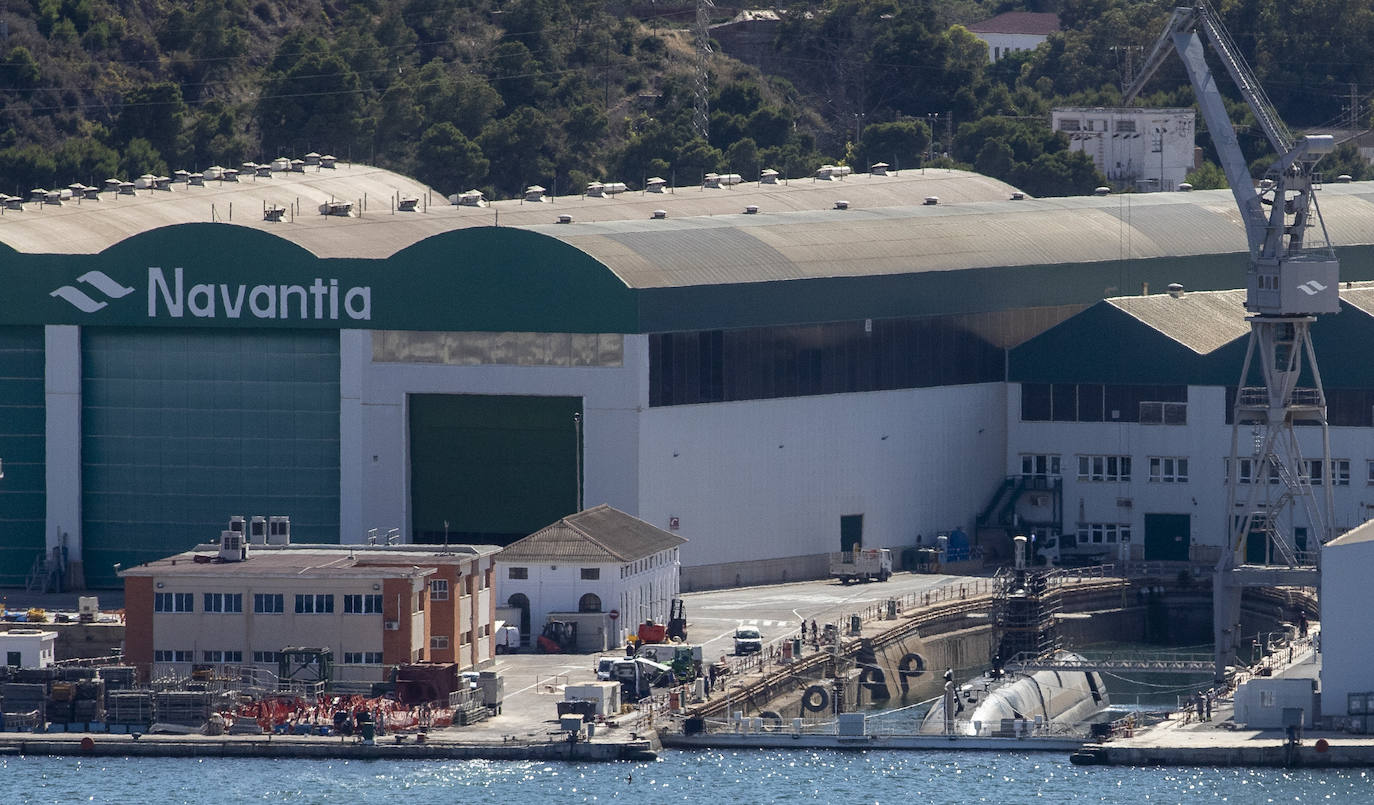 Fotos: El submarino S-81 entra al dique seco del astillero de Cartagena para el montaje de nuevos equipos