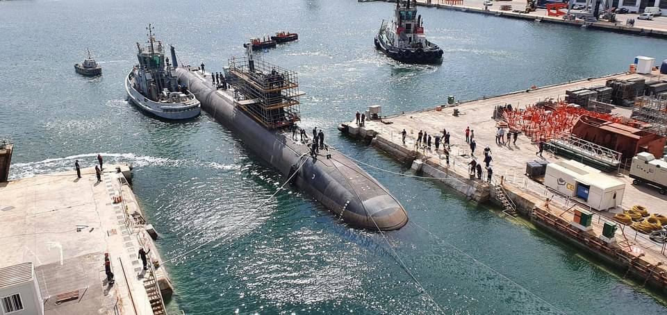 Fotos: El submarino S-81 entra al dique seco del astillero de Cartagena para el montaje de nuevos equipos