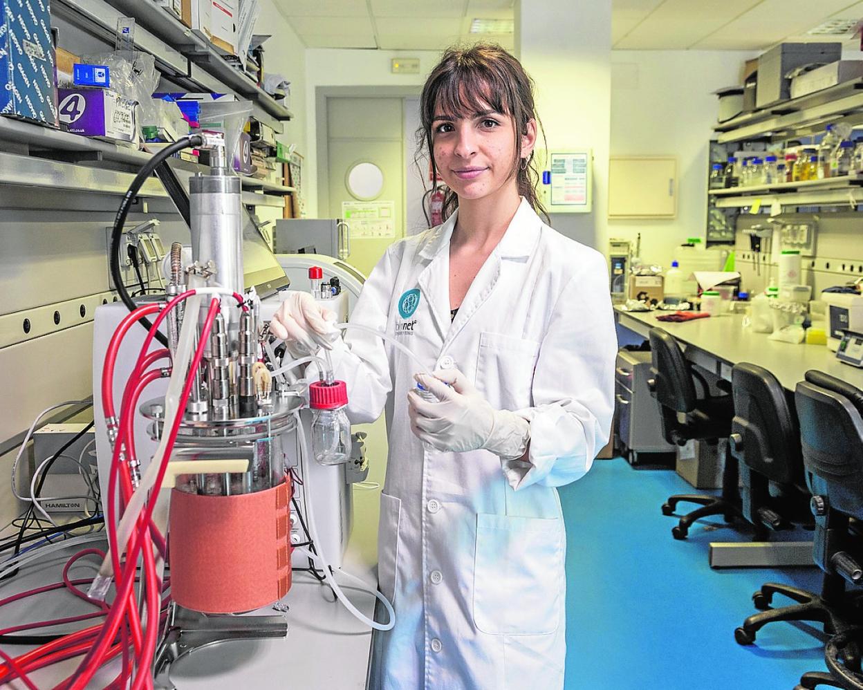 Fuensanta Verdú, con un biorreactor en el laboratorio de genética molecular de la UPCT.