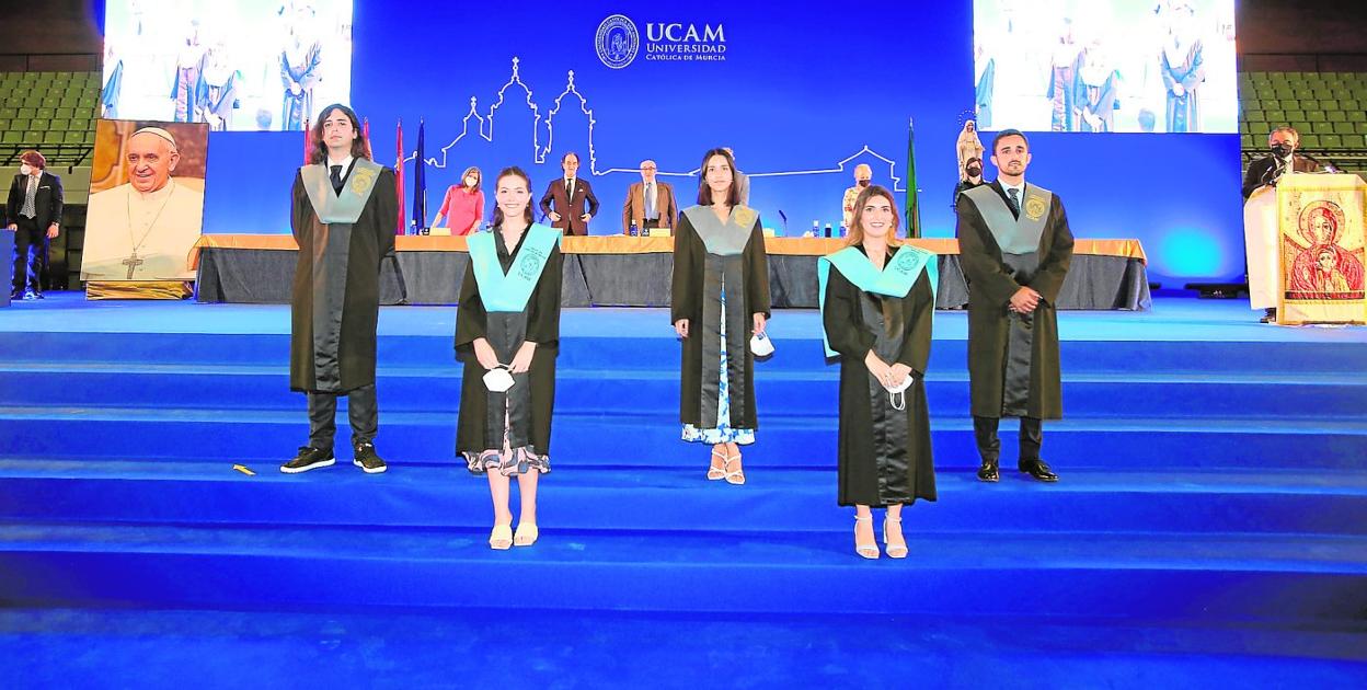 El Palacio de los Deportes de Murcia acoge las ceremonias de imposición de becas y entrega de diplomas. 