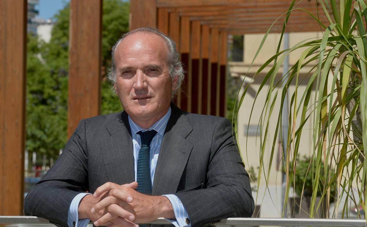 El presidente de la asociación empresarial Seopan, Julián Núñez, en las instalaciones del hotel Siete Coronas en Murcia. 