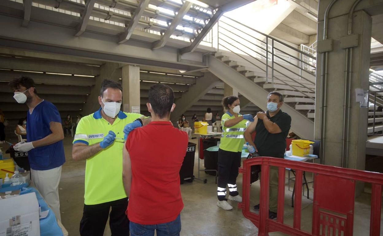 Vacunación en el estadio Enrique Roca. 