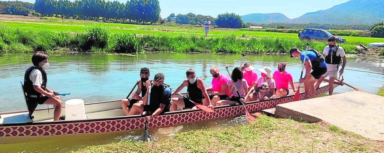 Un grupo de palistas se preparan en la embarcación de Dragon Boat en el río Segura, en Calasparra. 