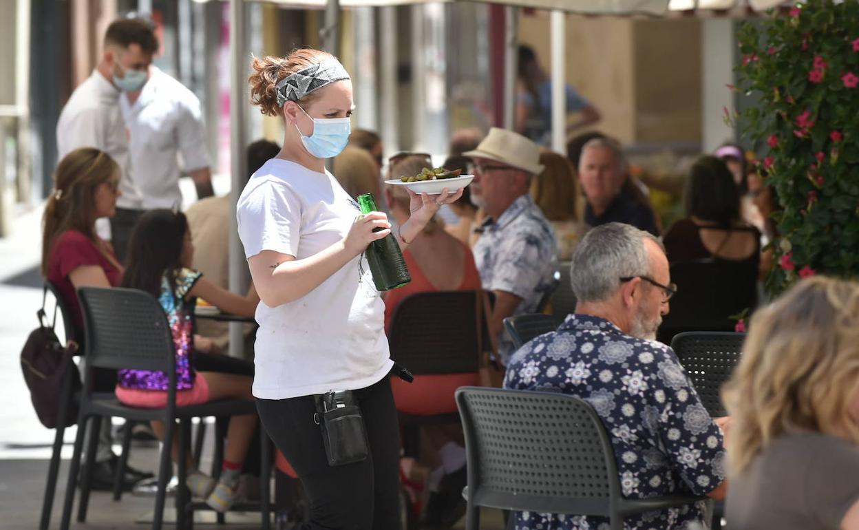 Una camarera atiende una mesa en la terrza de un local de Murcia, en una imagen de archivo.